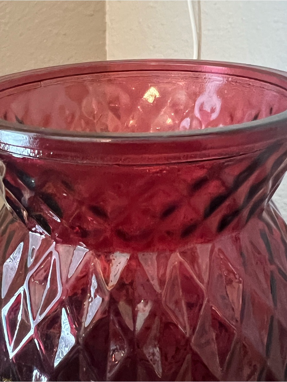 Deep Red Diamond-Texture Glass Vase - Picture 10 of 10